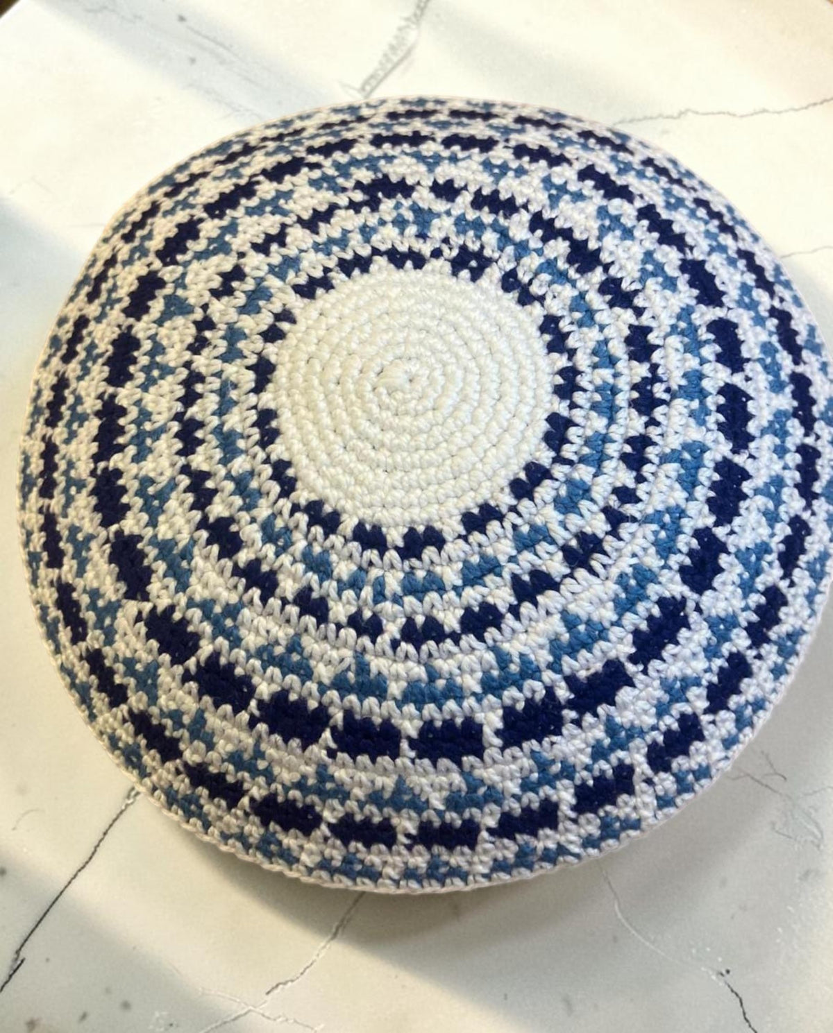 Kippa en coton tricoté bleu/blanc | Yarmulke juive faite à la main de 14 cm