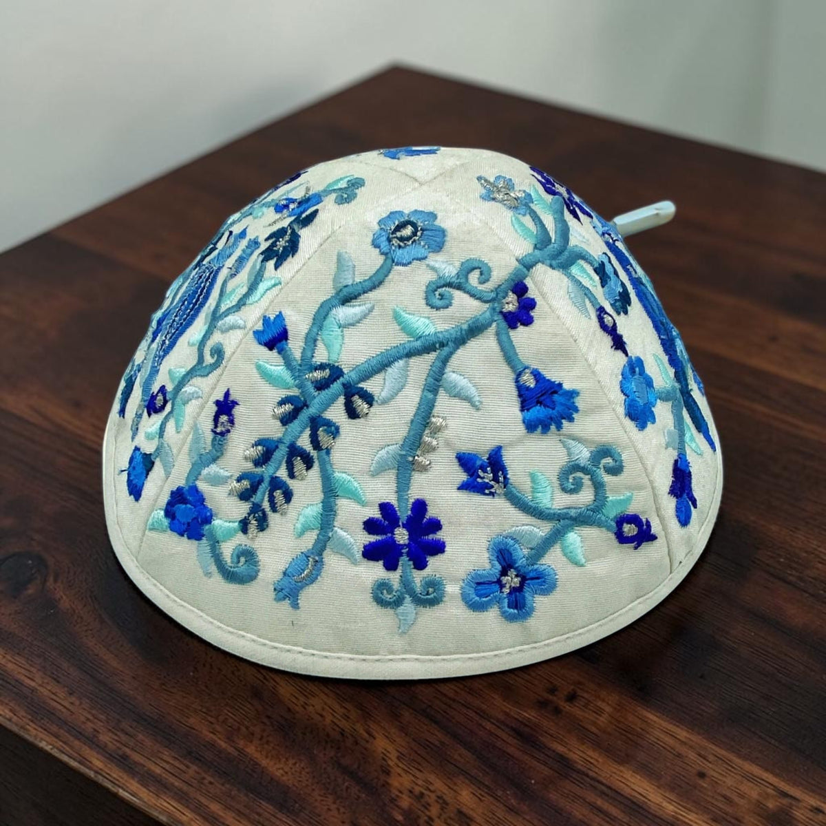 Kippa brodée oiseau bleu et blanc 17 cm