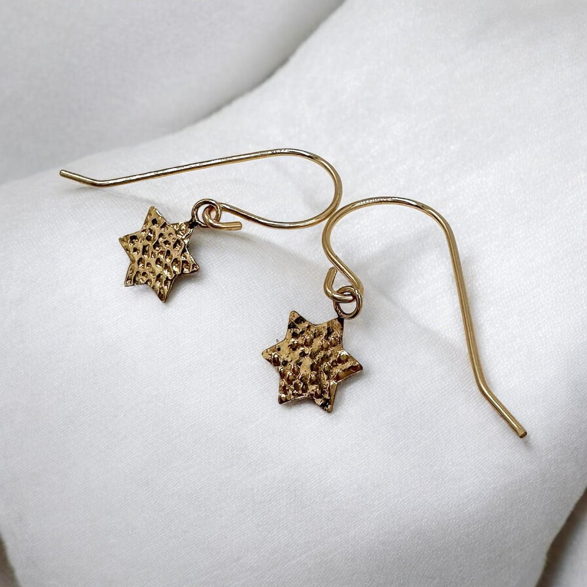 Boucles d'oreilles étoile de David texturées remplies d'or
