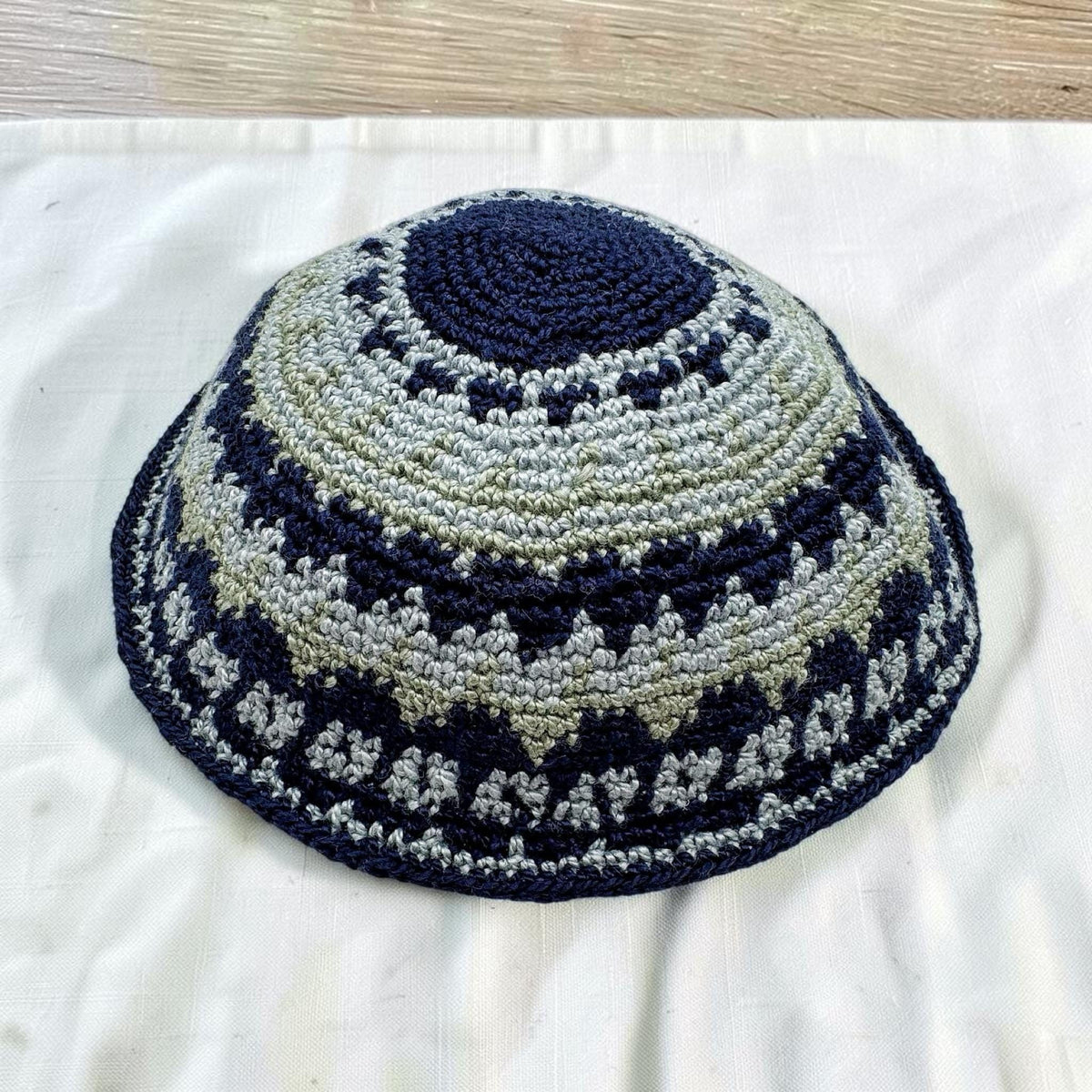 Kippa en coton tricotée bleu foncé et bleu clair