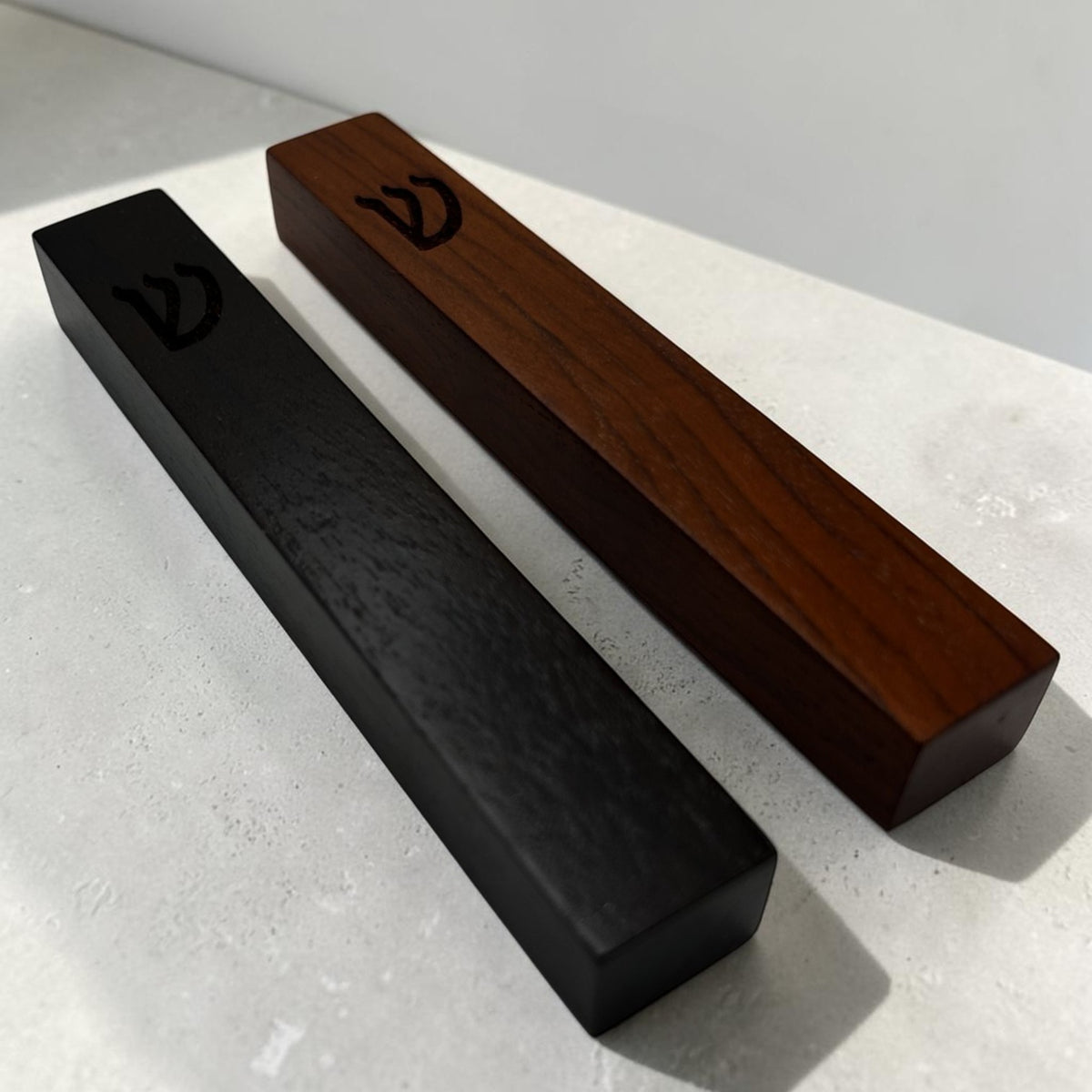 Étui à mezouza fait main en bois de teck