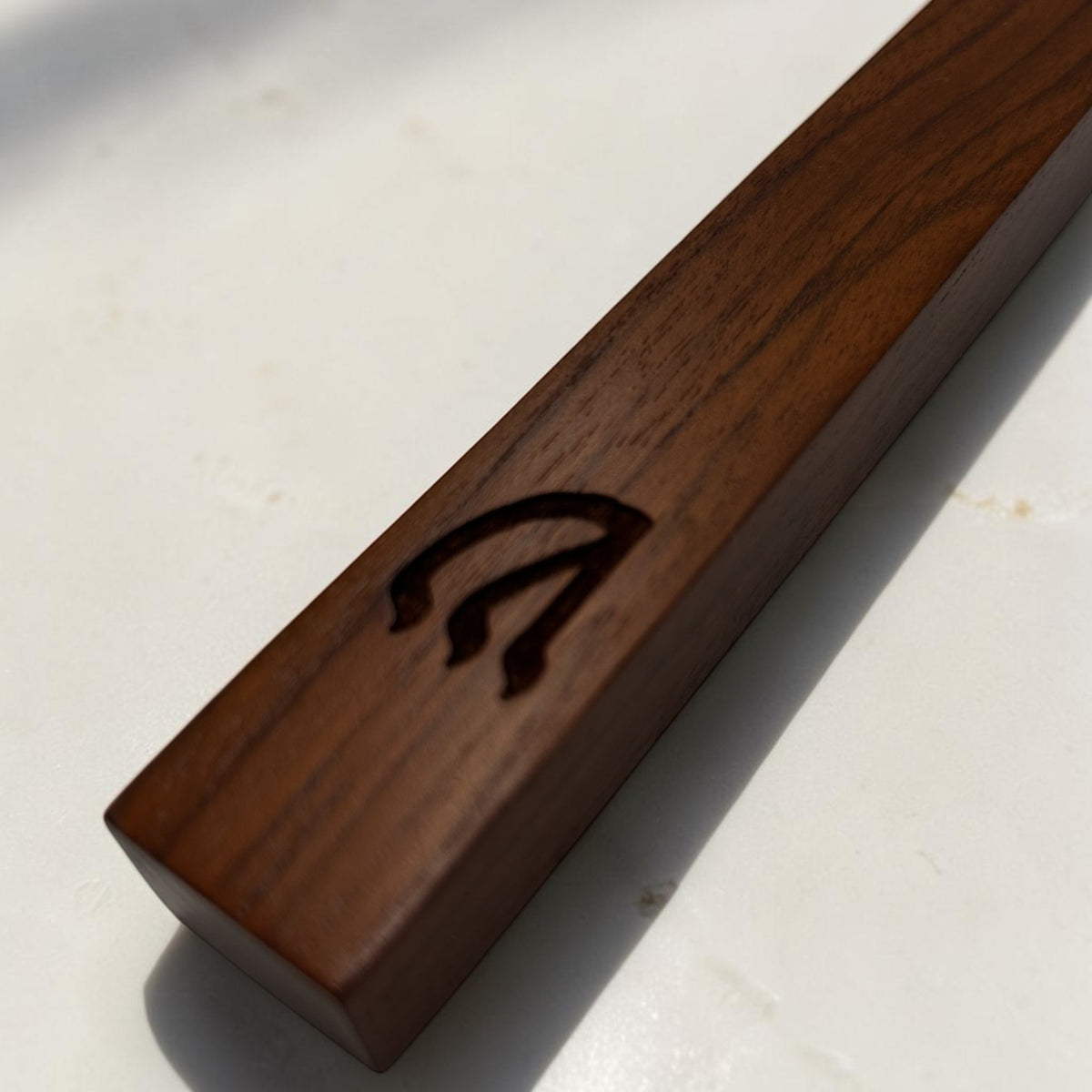 Étui à mezouza fait main en bois de teck