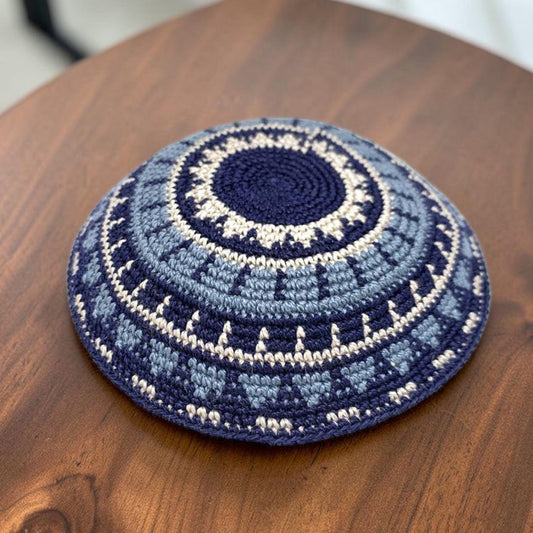 Kippa tricotée en coton 14 cm, coloris blanc, bleu et bleu clair