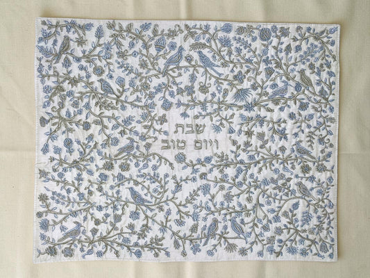 כיסוי חלה רקום בציפורים ופרחים