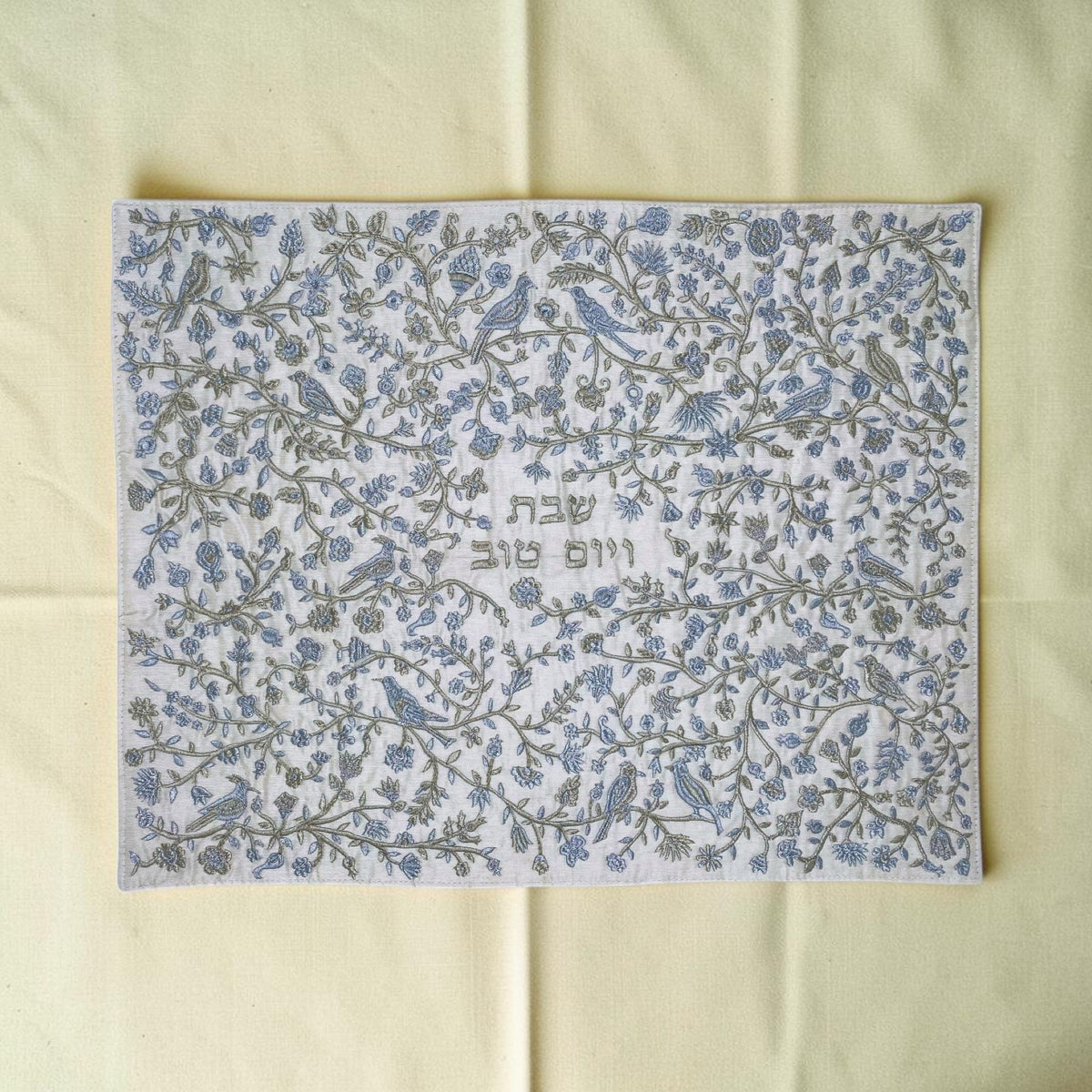 Couvre-hallah brodé oiseaux et fleurs