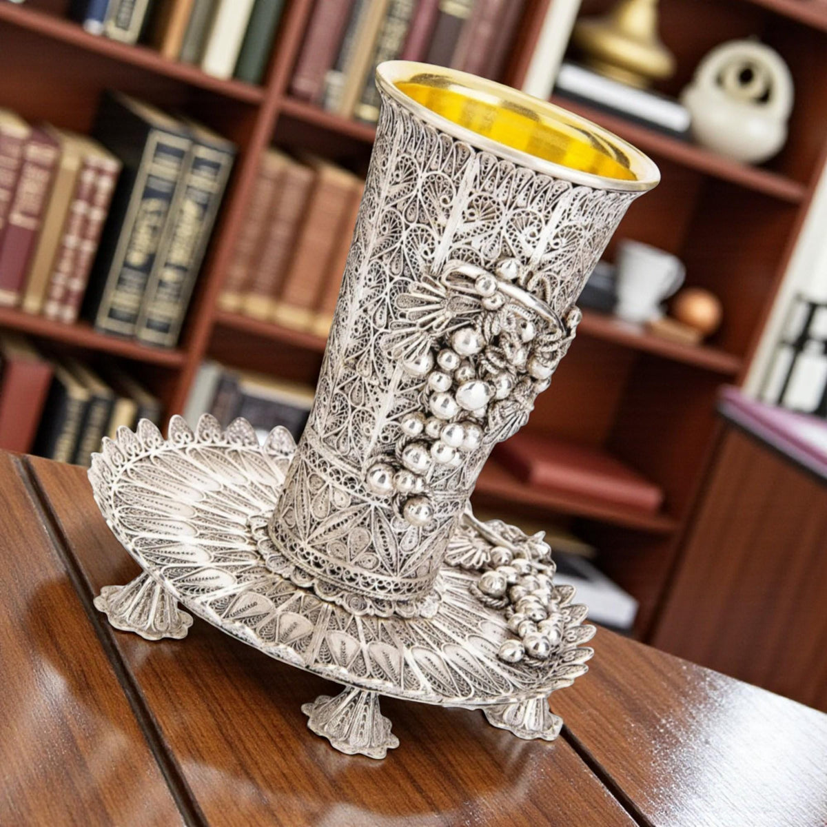 Gobelet de kiddouch en filigrane de grappes de raisin yéménites en argent sterling avec sous-verre | Intérieur plaqué or 24 carats | Cadeau de Chabbat