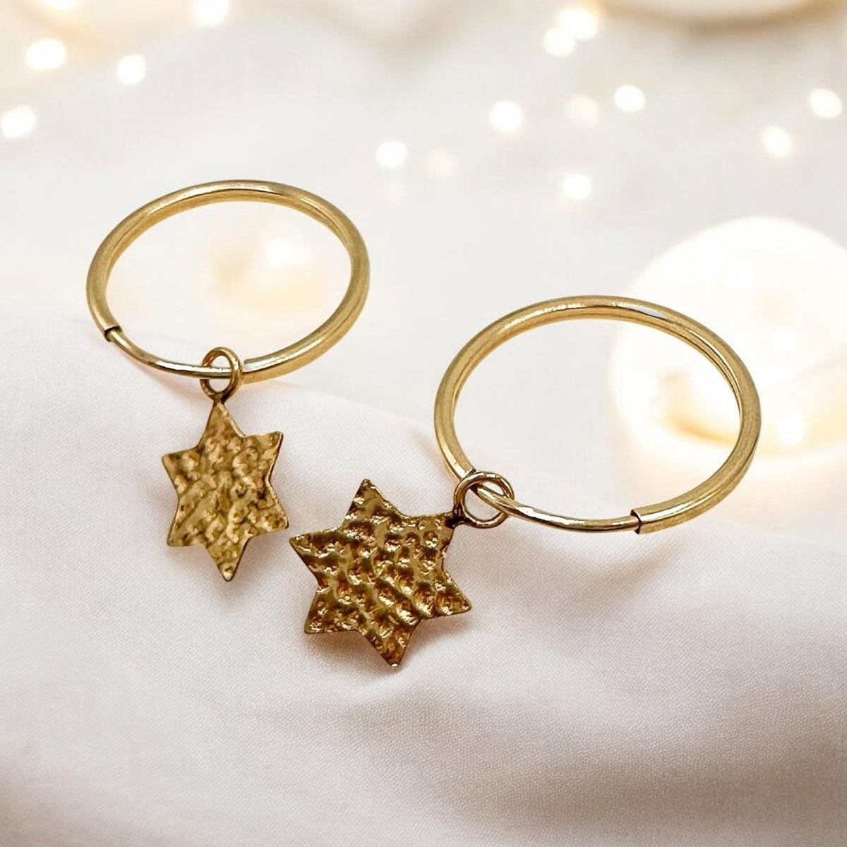 Boucles d'oreilles étoile de David texturées remplies d'or