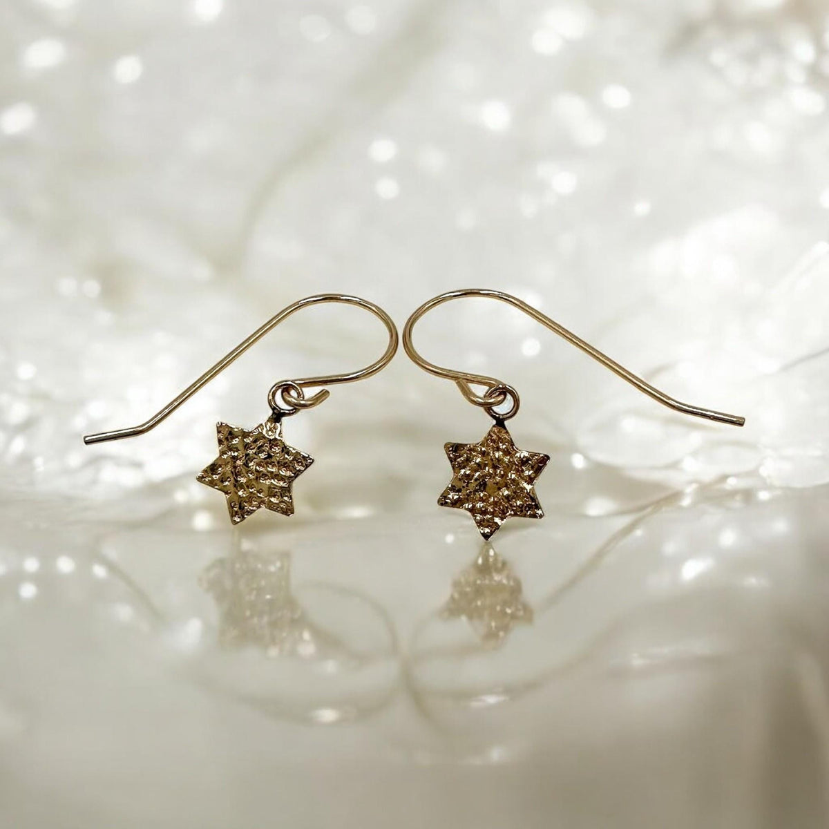 Boucles d'oreilles étoile de David texturées remplies d'or