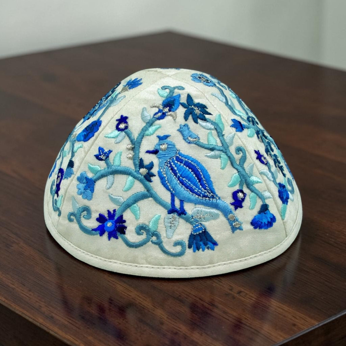 Kippa brodée oiseau bleu et blanc 17 cm