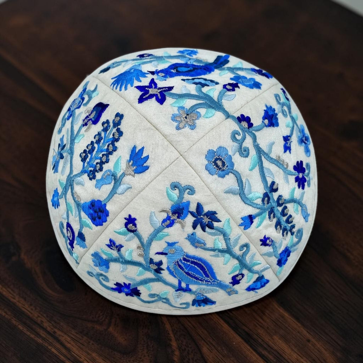 Kippa brodée oiseau bleu et blanc 17 cm