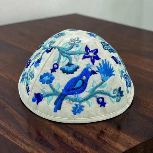 כיפה רקמה ציפור כחולה ולבנה 17 ס"מ