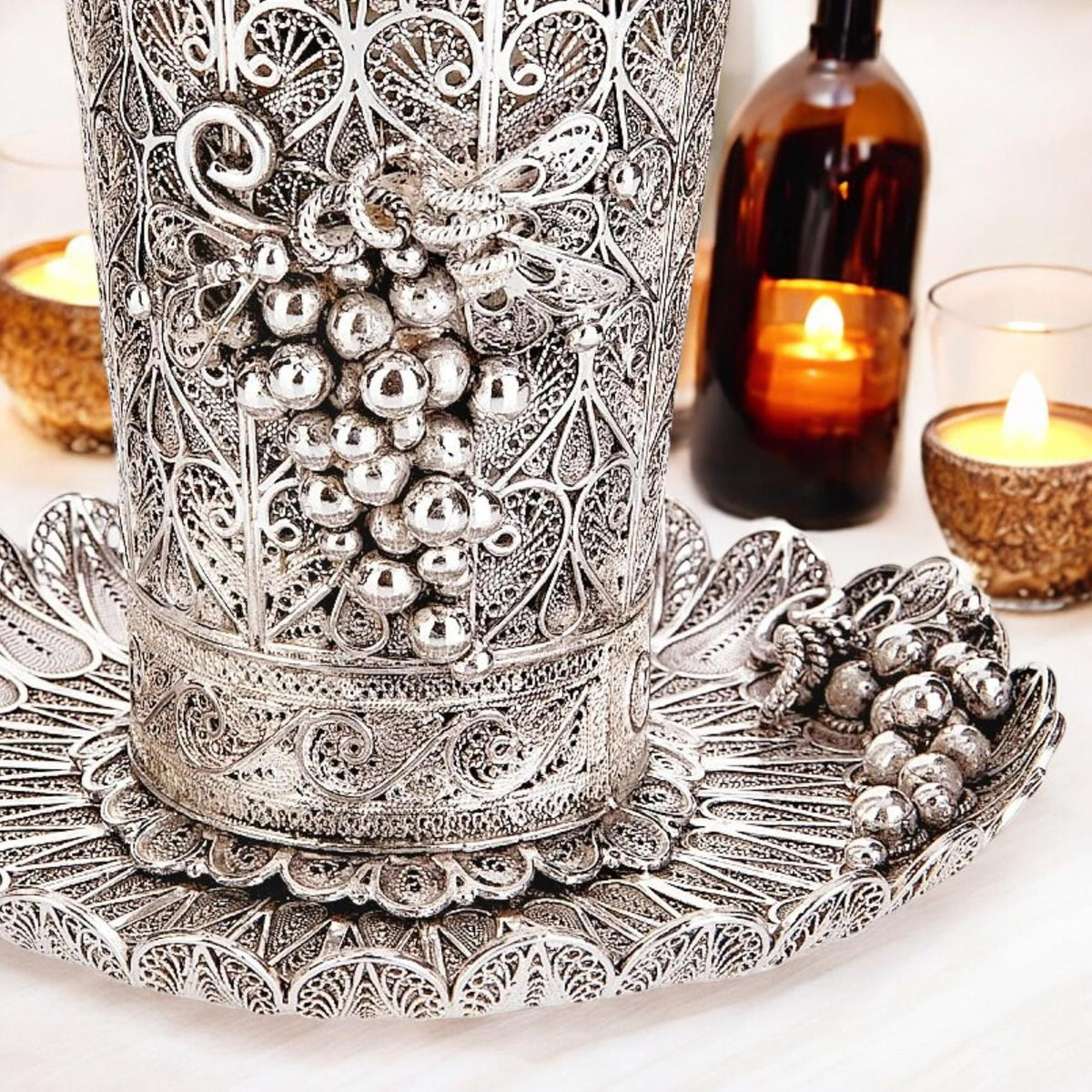 Gobelet de kiddouch en filigrane de grappes de raisin yéménites en argent sterling avec sous-verre | Intérieur plaqué or 24 carats | Cadeau de Chabbat