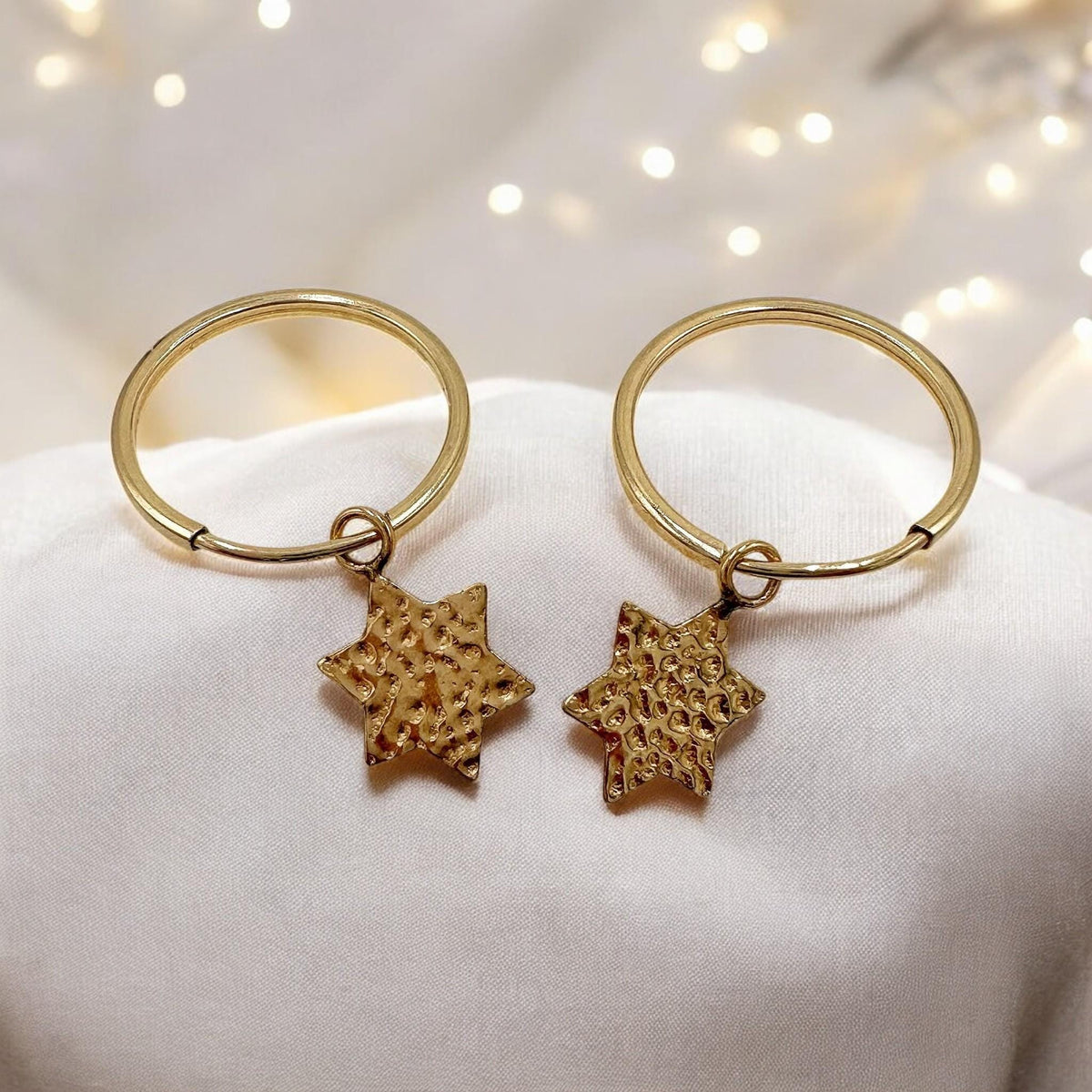 Boucles d'oreilles étoile de David texturées remplies d'or