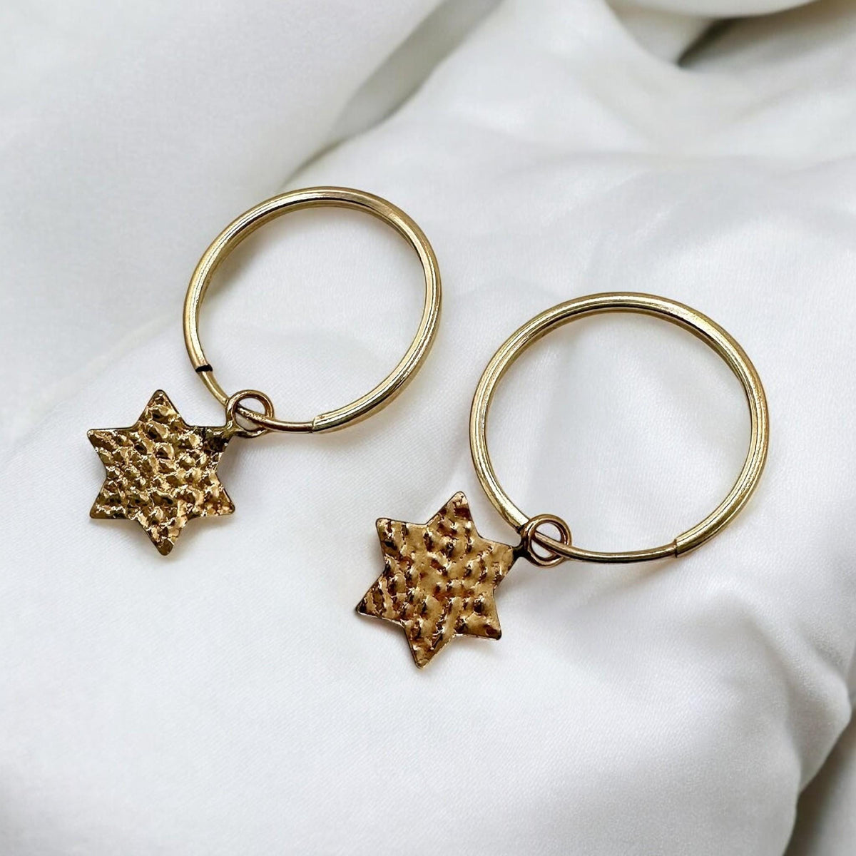 Boucles d'oreilles étoile de David texturées remplies d'or
