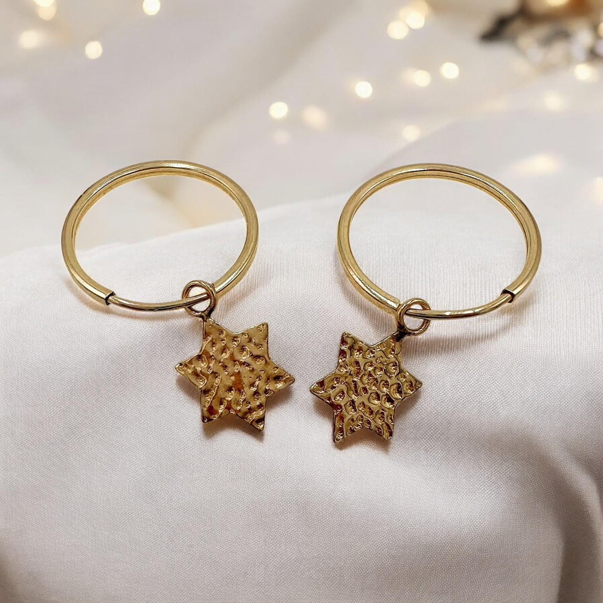 Boucles d'oreilles étoile de David texturées remplies d'or