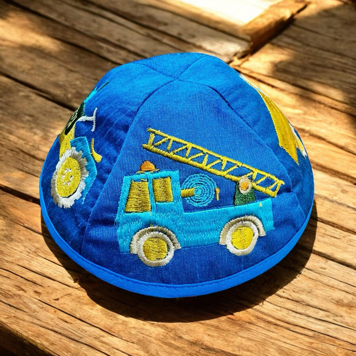 כיפה רקמה רכבי ילדים | כבאית, טרקטור ומערבל בטון