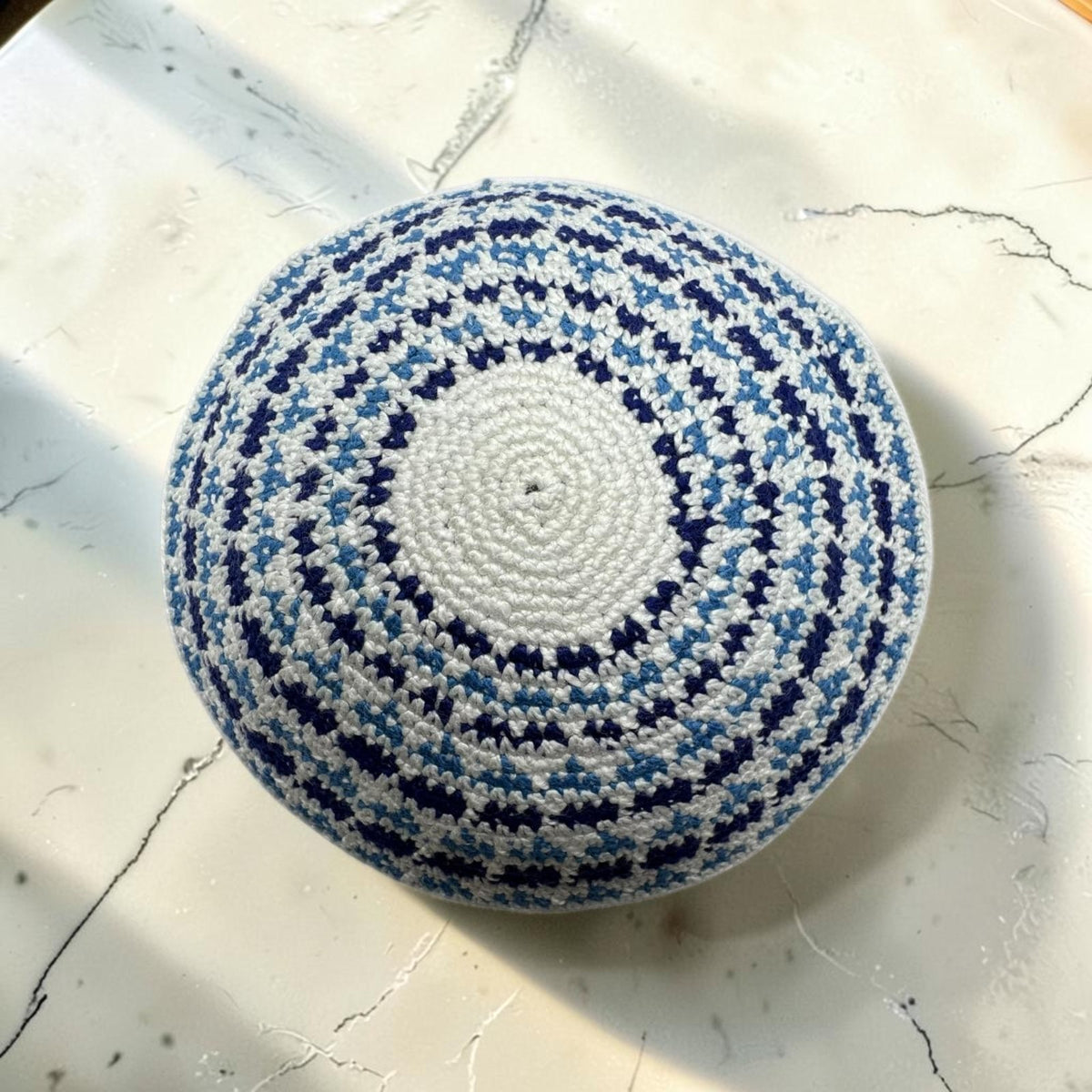 Kippa en coton tricoté bleu/blanc | Yarmulke juive faite à la main de 14 cm