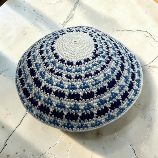 Kippa en coton tricoté bleu/blanc | Yarmulke juive faite à la main de 14 cm