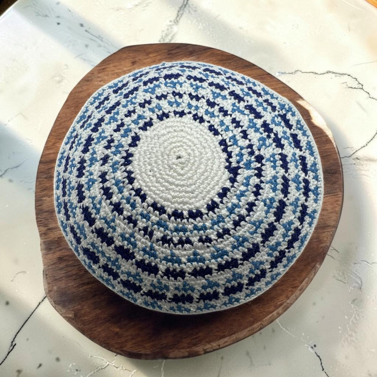 Kippa en coton tricoté bleu/blanc | Yarmulke juive faite à la main de 14 cm