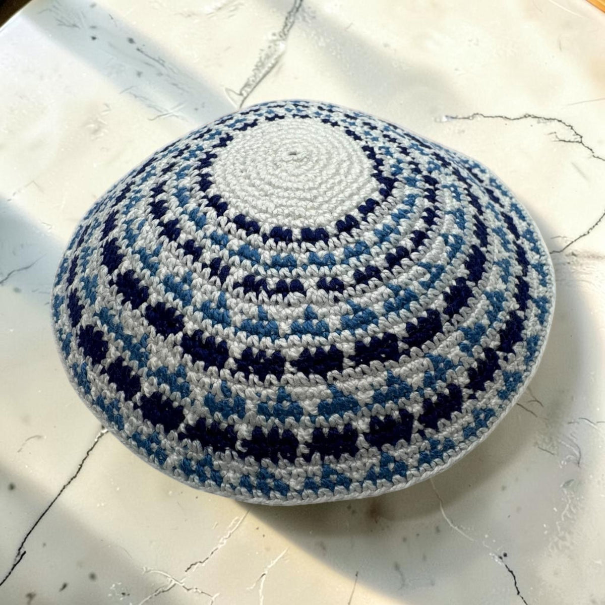 Kippa en coton tricoté bleu/blanc | Yarmulke juive faite à la main de 14 cm