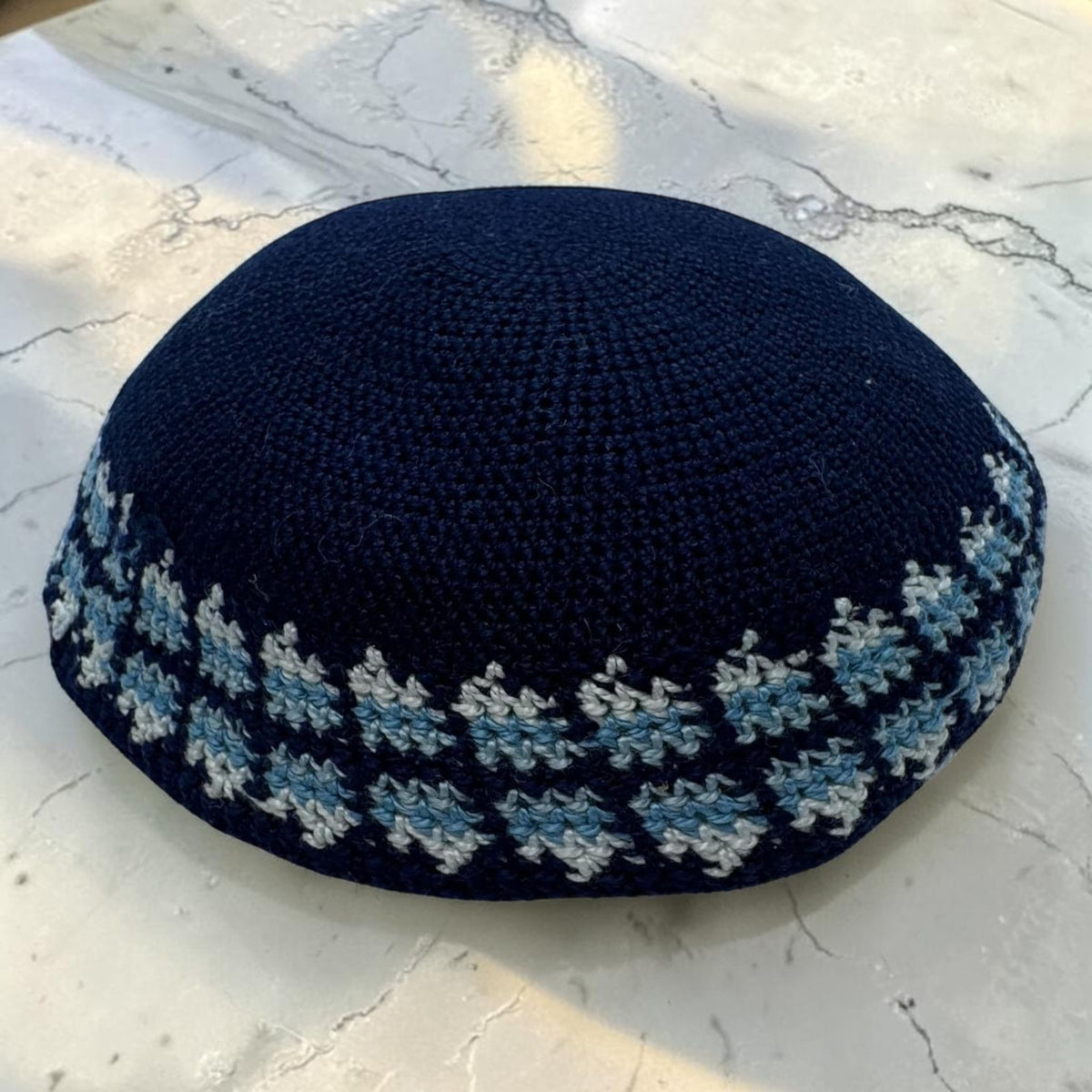 Kippa tricotée 14 cm en coton bleu uni