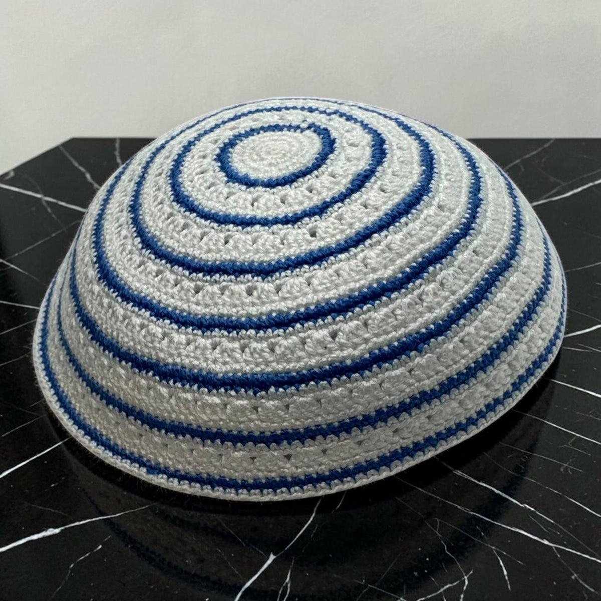 כיפה סרוגה מכותנה לבנה וכחולה 17 ס"מ