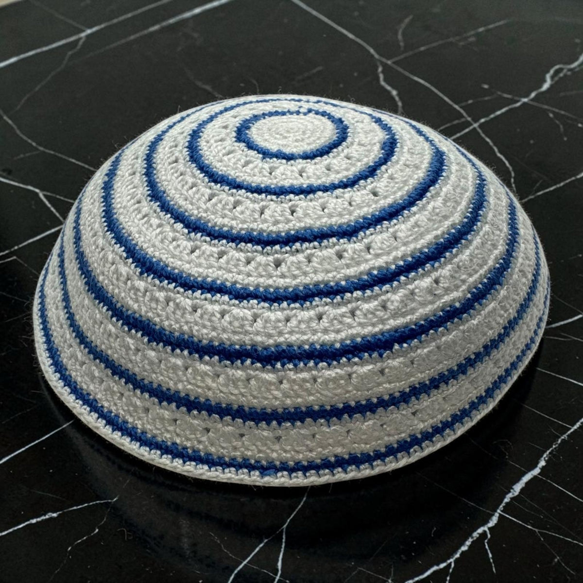 כיפה סרוגה מכותנה לבנה וכחולה 17 ס"מ