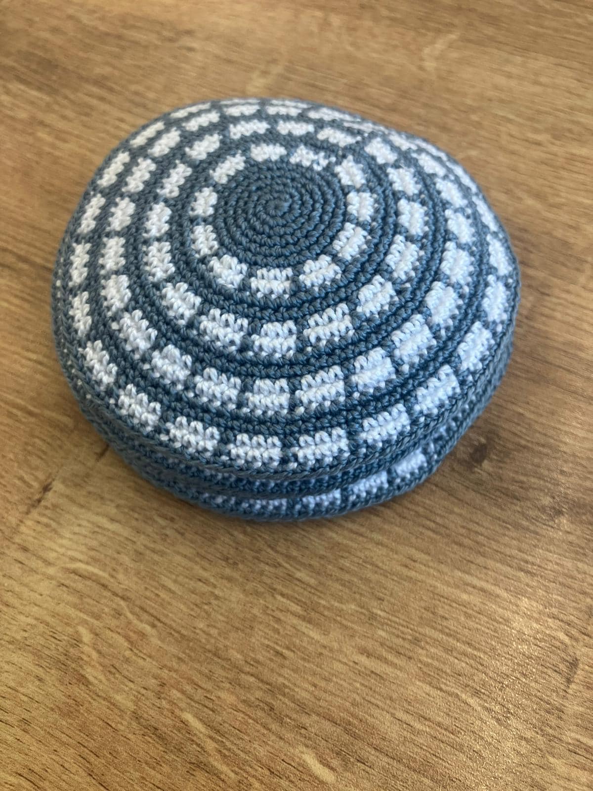 Kippa araignée tricotée en coton gris et blanc de 10 cm