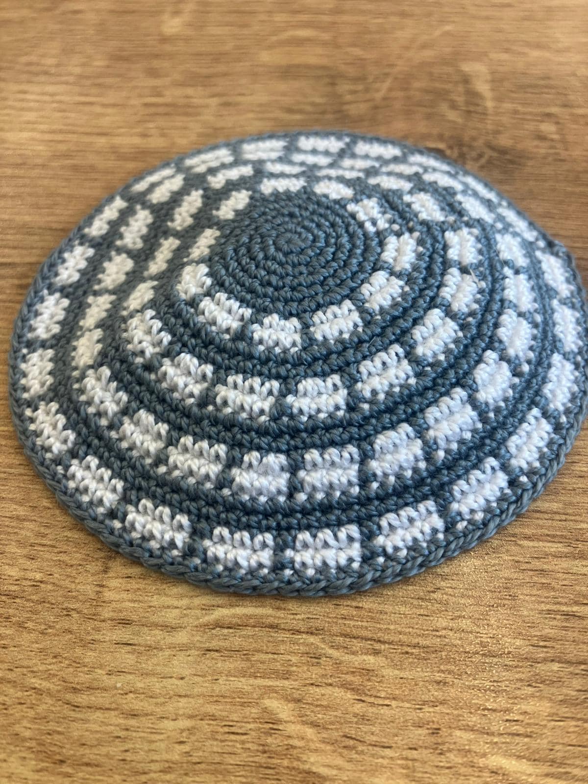 Kippa araignée tricotée en coton gris et blanc de 10 cm