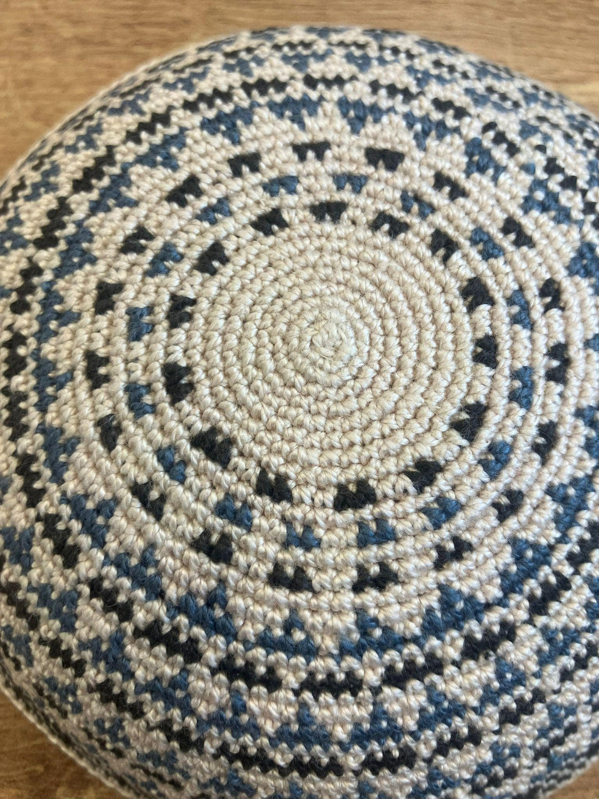 Kippa en coton tricoté | Yarmulke juive beige, bleu clair et noir