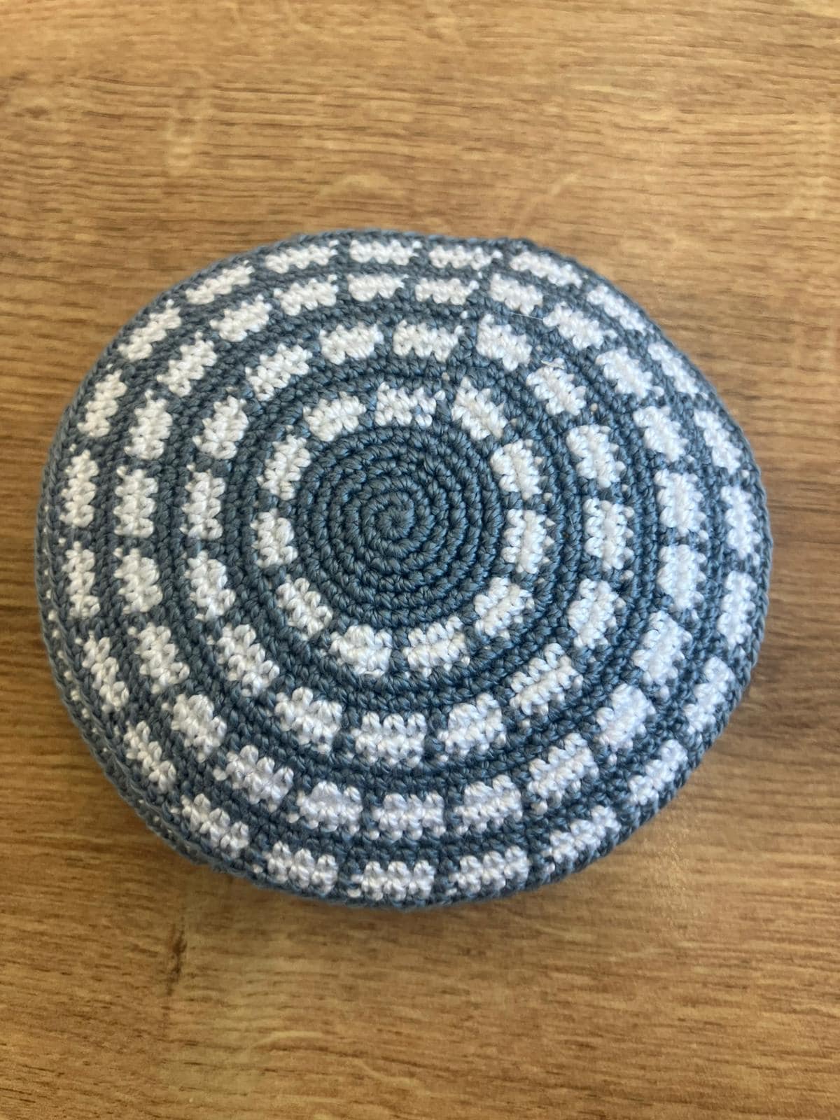 Kippa araignée tricotée en coton gris et blanc de 10 cm