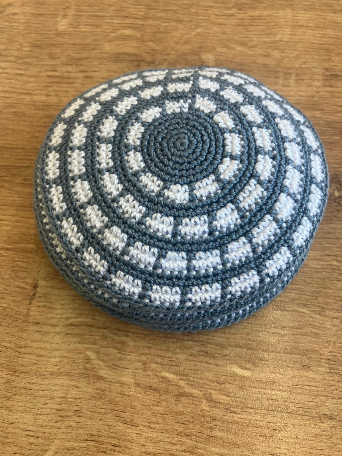 Kippa araignée tricotée en coton gris et blanc de 10 cm