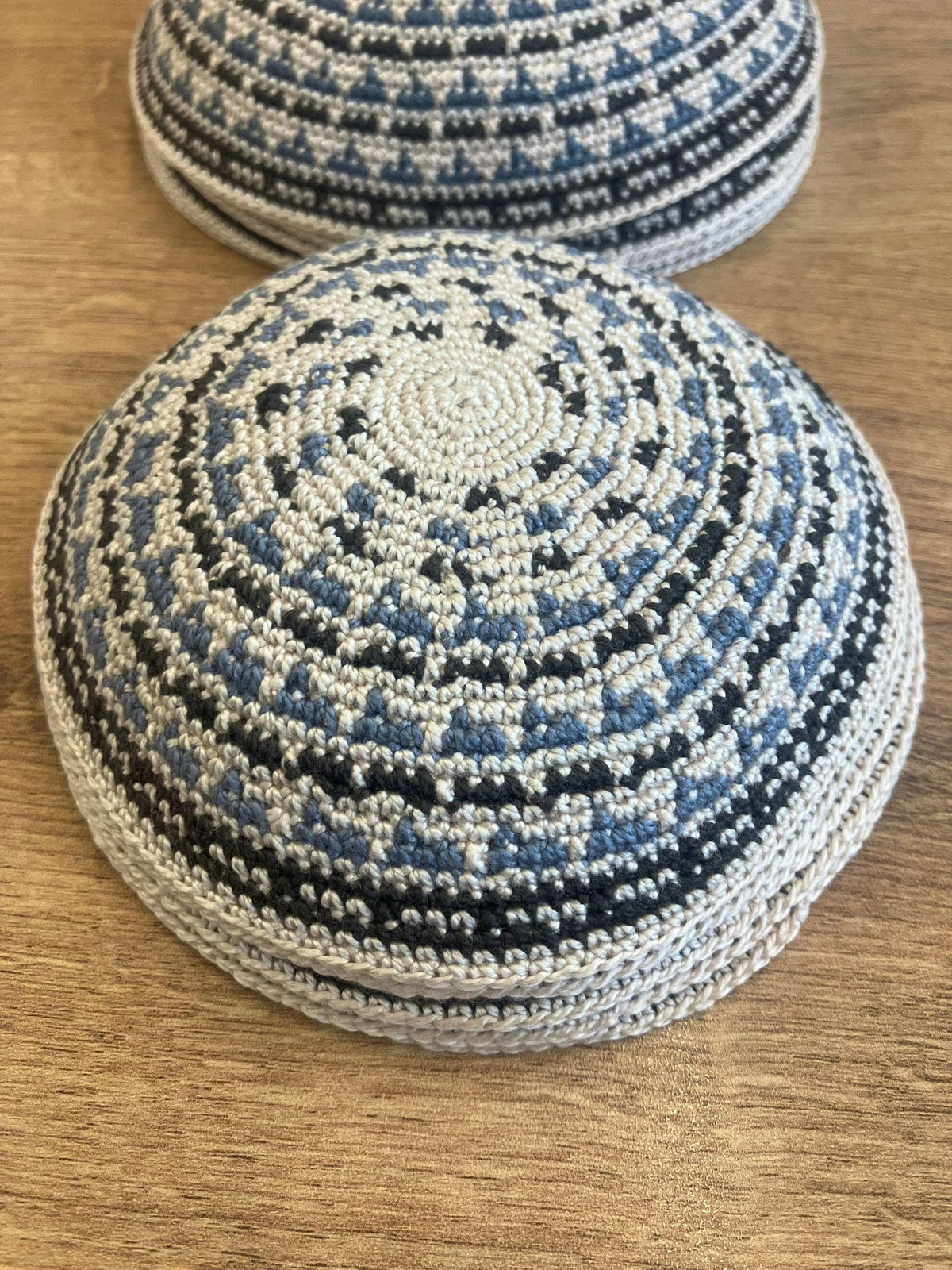 Kippa en coton tricoté | Yarmulke juive beige, bleu clair et noir