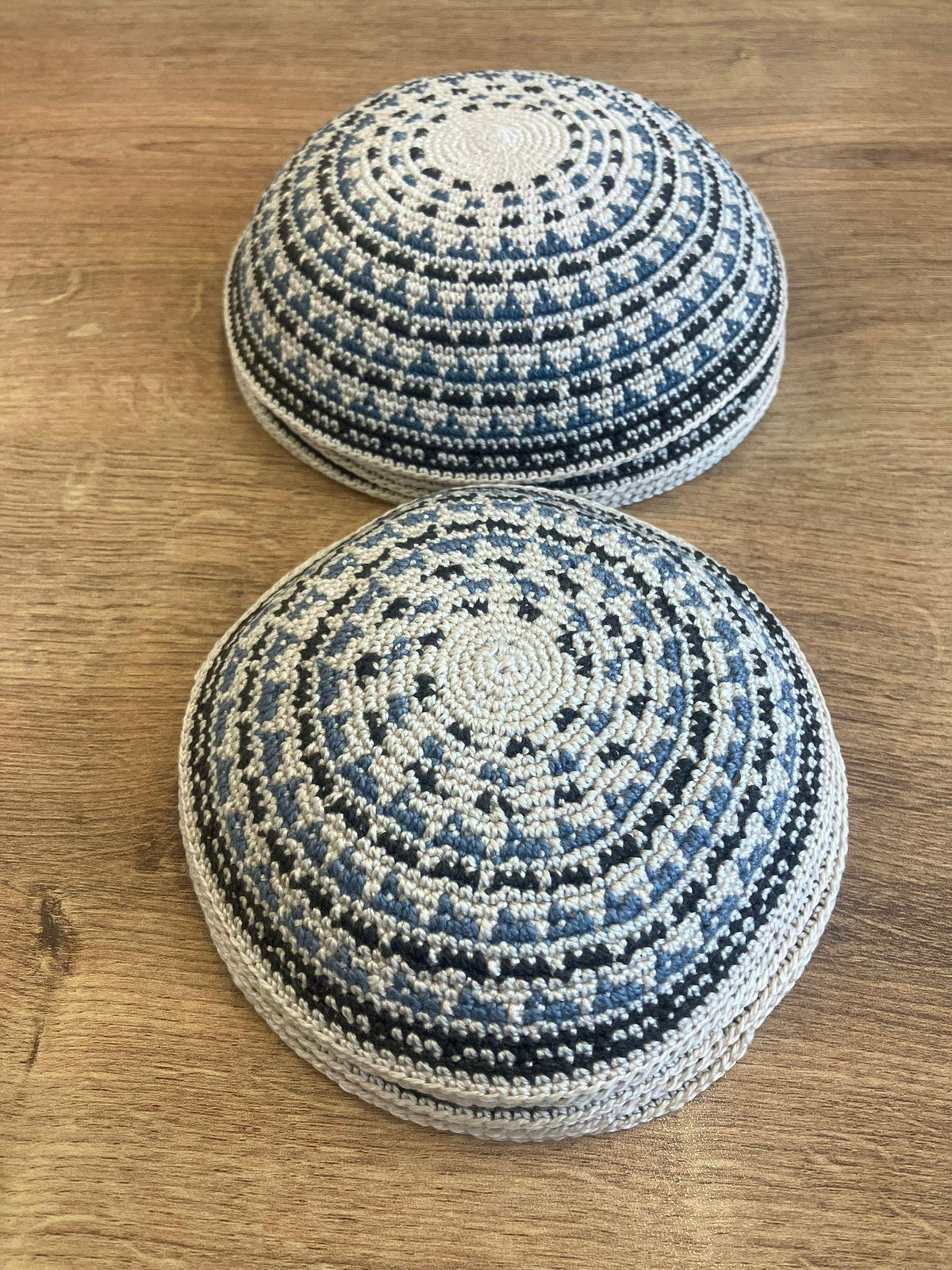 Kippa en coton tricoté | Yarmulke juive beige, bleu clair et noir