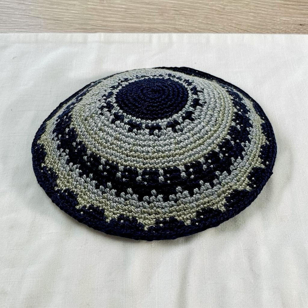 Kippa en coton tricotée bleu foncé et bleu clair