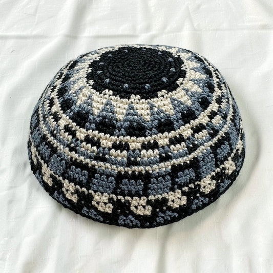 Kippa tricotée 15 cm en coton à motif bleu