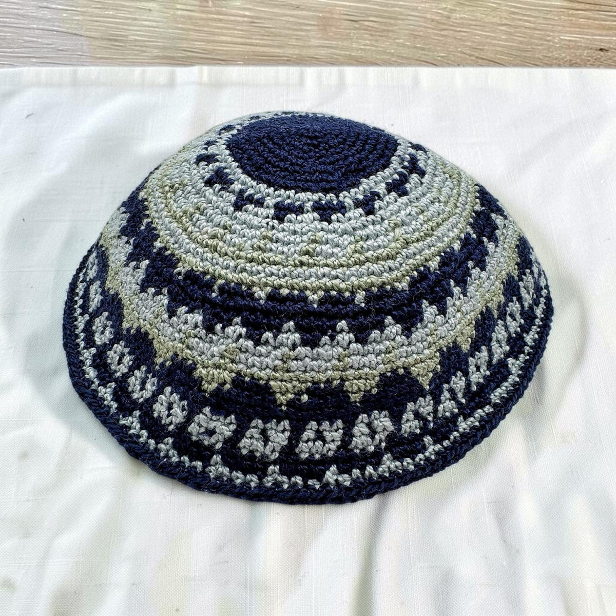 Kippa en coton tricotée bleu foncé et bleu clair