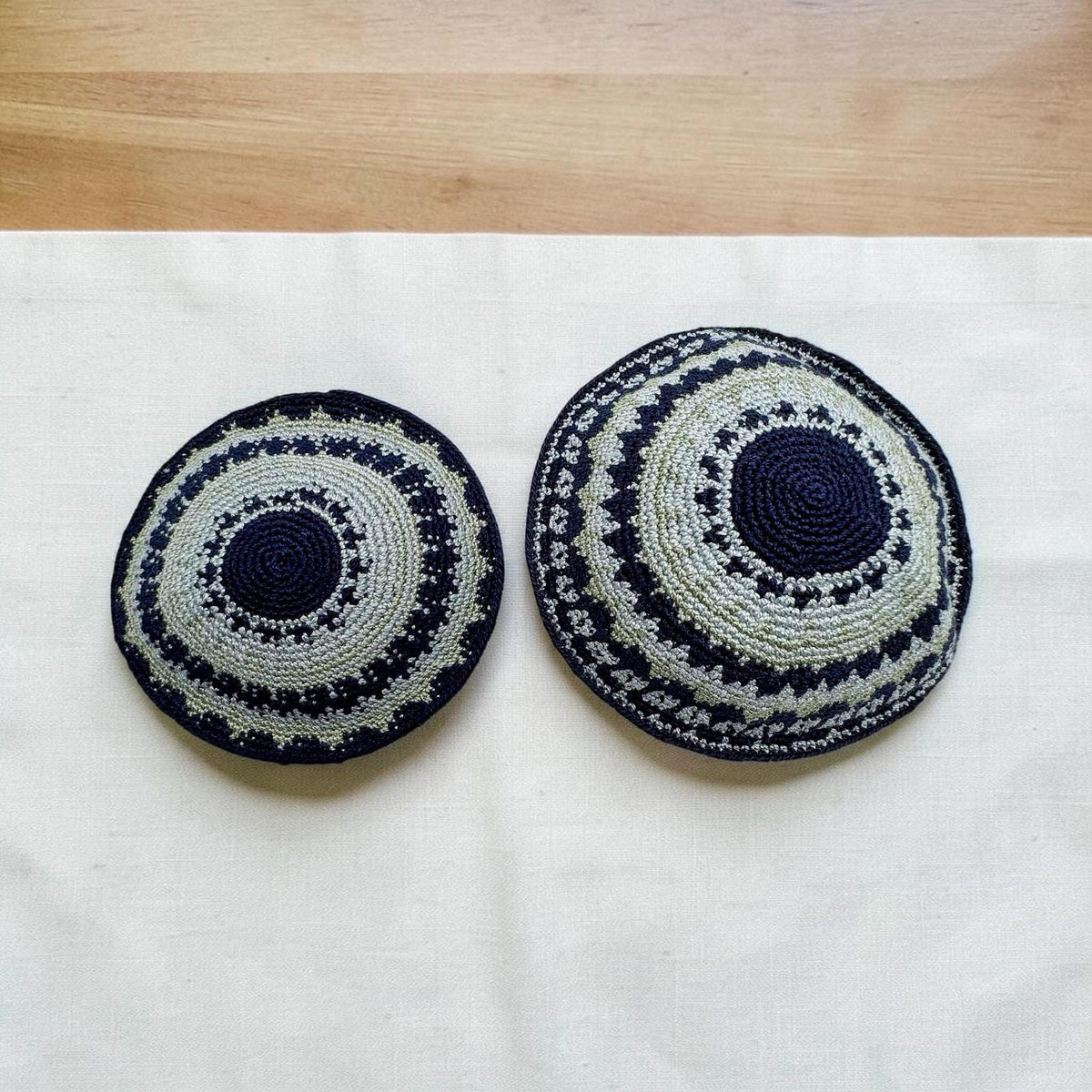 Kippa en coton tricotée bleu foncé et bleu clair