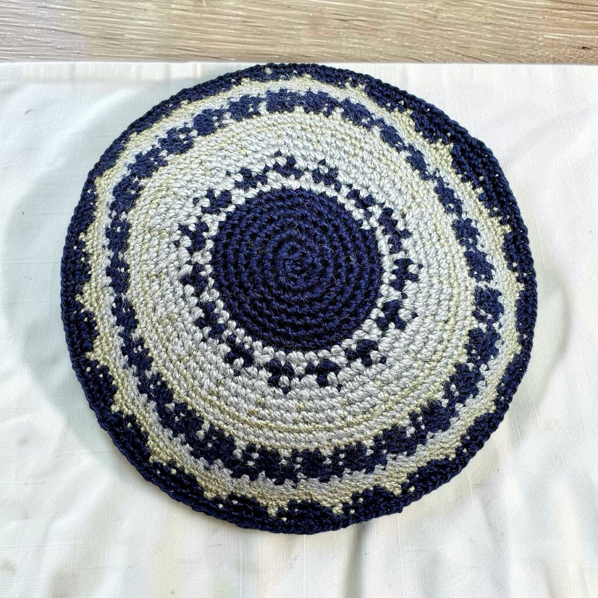Kippa en coton tricotée bleu foncé et bleu clair