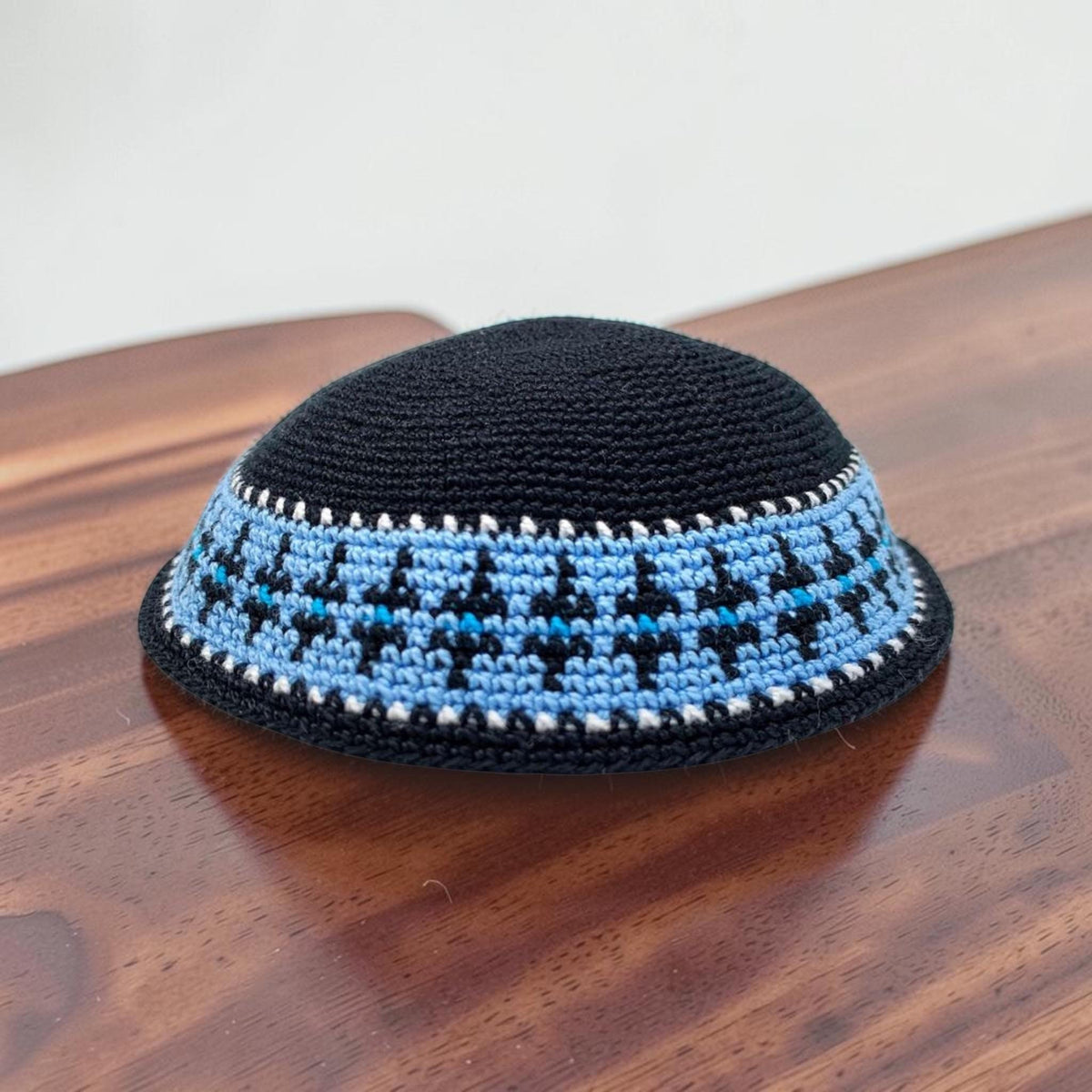 Kippa en coton tricoté, 18 cm, motif noir et bleu