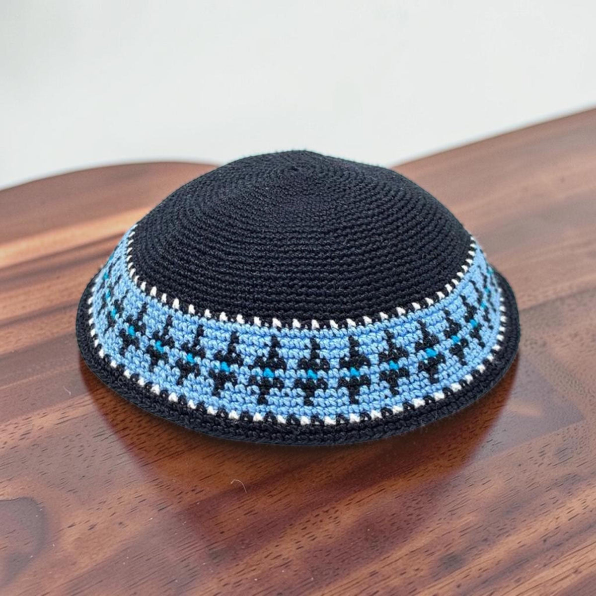 Kippa en coton tricoté, 18 cm, motif noir et bleu